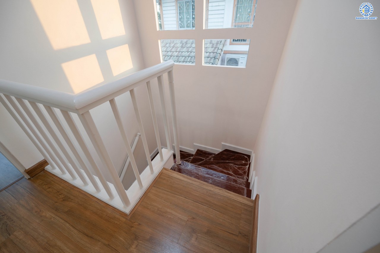 บ้านมือสองตกแต่งใหม่ โครงการ พฤกษ์ลดา พุทธสาคร หลังมุม เนื้อที่ 64 ตร.ว. ฟังก์ชัน 3 ห้องนอน 2 ห้องน้ำ 2 ที่จอดรถ สภาพแวดล้อมโครงการร่มรื่น บนทำเลเดินทางสะดวก ติดถนนพุทธสาคร เชื่อมต่อถนนเพชรเกษม ถนนพุทธมณฑลสาย4 ถนนบรมราชชนนี ใกล้รถไฟฟ้าสายสีน้ำเงิน "สถานีหลักสอง"